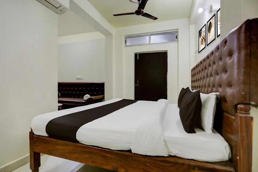 Deluxe Hotel Home Town - Image 1