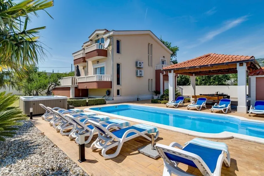 Villa Novi - Five Bedroom Villa, Sleeps 12 - Image 1