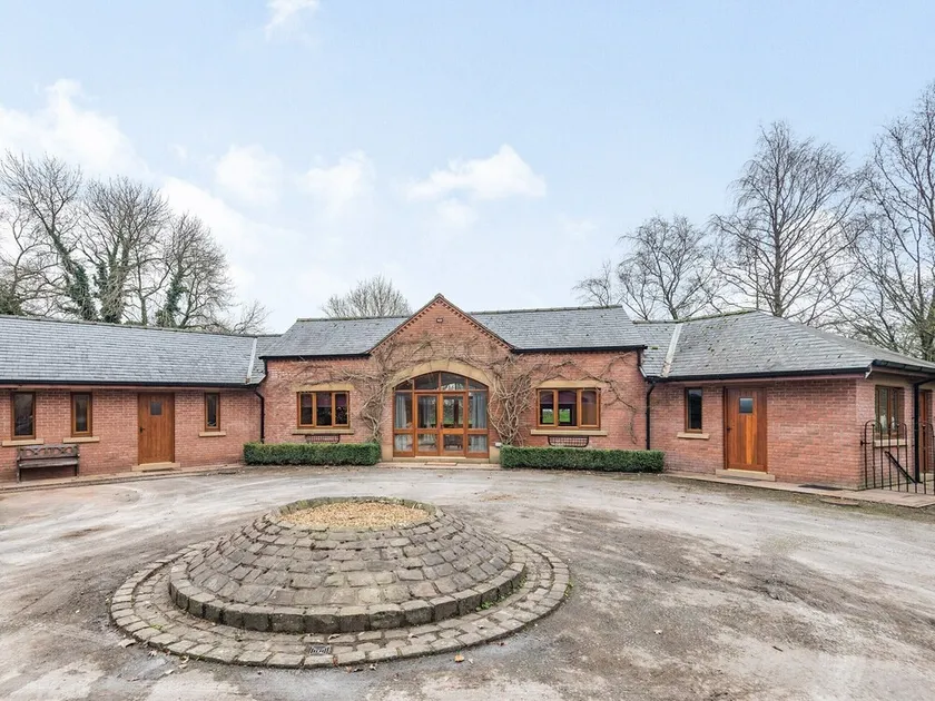 3 bedroom accommodation in Elswick, near Preston - Image 1