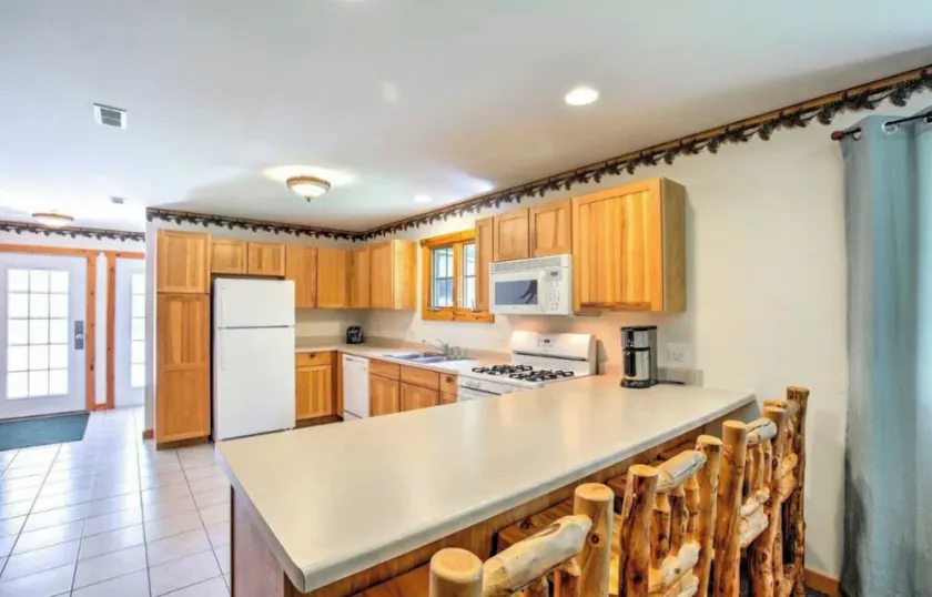 Starved Rock’s Luxury Cabin - Image 1