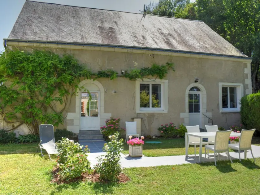 Charming Riverside House with Garden, Modern Amenities, Near Loire Castles - Image 1