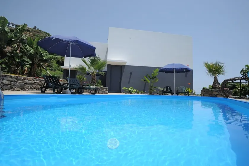 Luxury apartment, fantastic views, directly on the sea, pool, free Wi-Fi - Image 1
