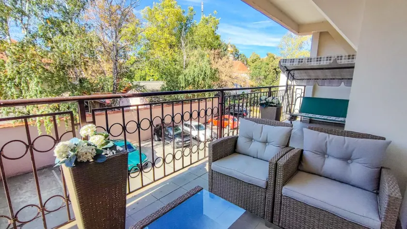 Central 2 bedroom Apartment 65 sq m  with Free Parking and Large Terrace - Image 1