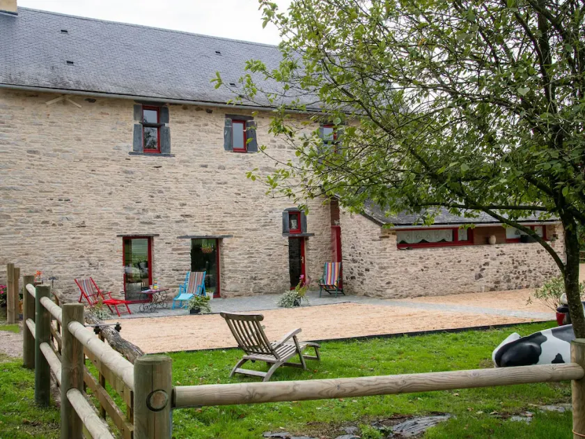 Spacious Country House with Private Pool and Enclosed Garden - Image 1