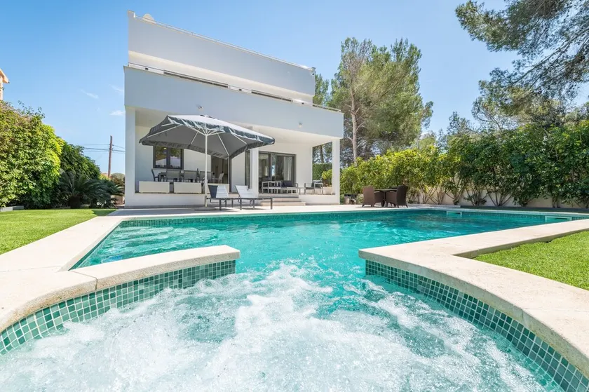 Villa 'The Tower' con piscina privata, Wi-Fi e aria condizionata - Image 1