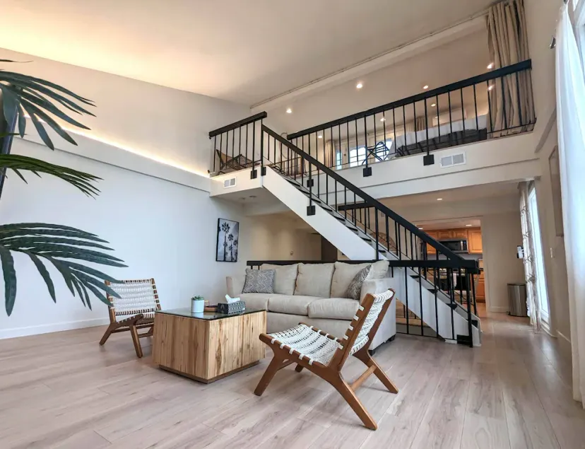 5-bed Large Bohemian BEACH Pad with AC, Patio & Parking - Walk 1min to BEACH! - Image 1