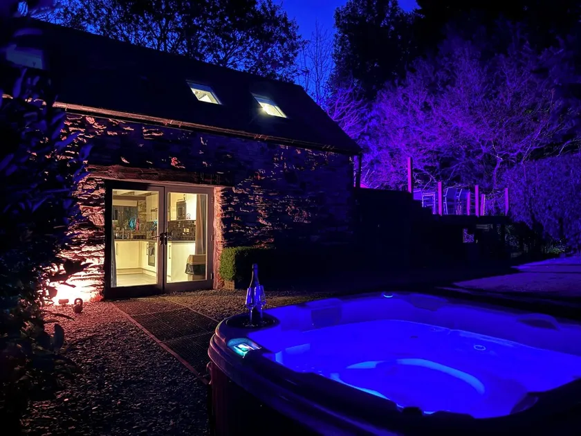 Luxury Holiday Lodge con jacuzzi privado, pesca y sala de cine. - Image 1