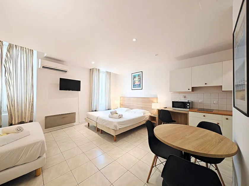 Central Studio with 2 Double Beds - Image 1