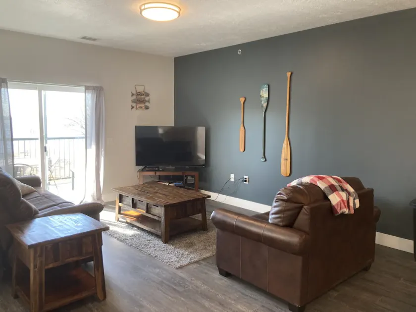 Cozy Lake View Condo - Image 1