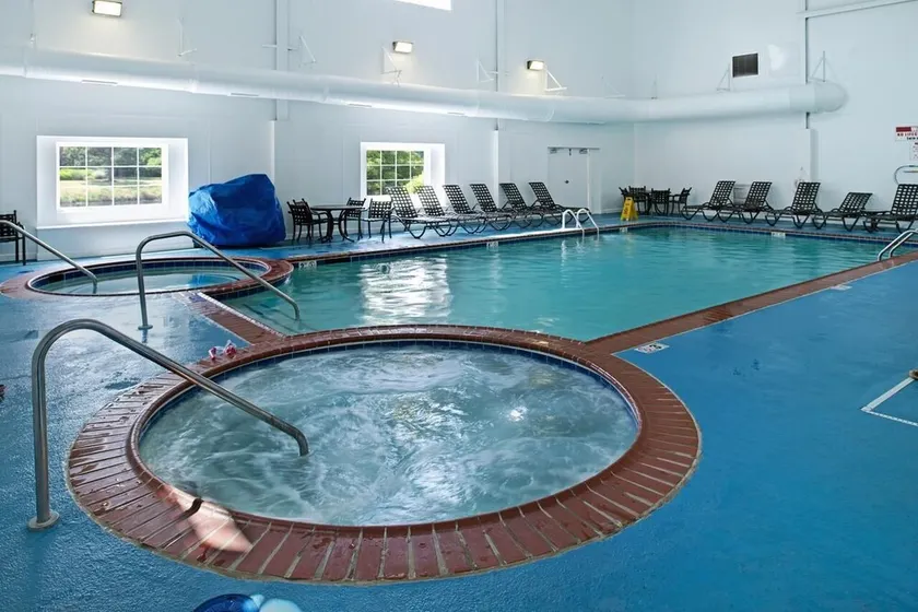 Comfort and Convenience! Unit with Full Kitchen, Onsite Swimming Pools! - Image 1