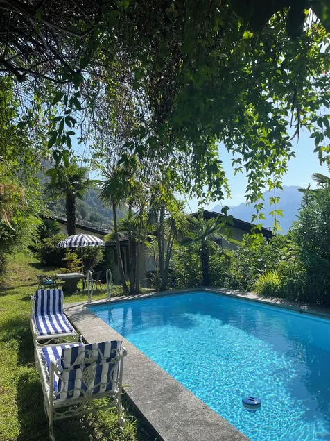 Romantic retreat with swimming pool. - Image 1