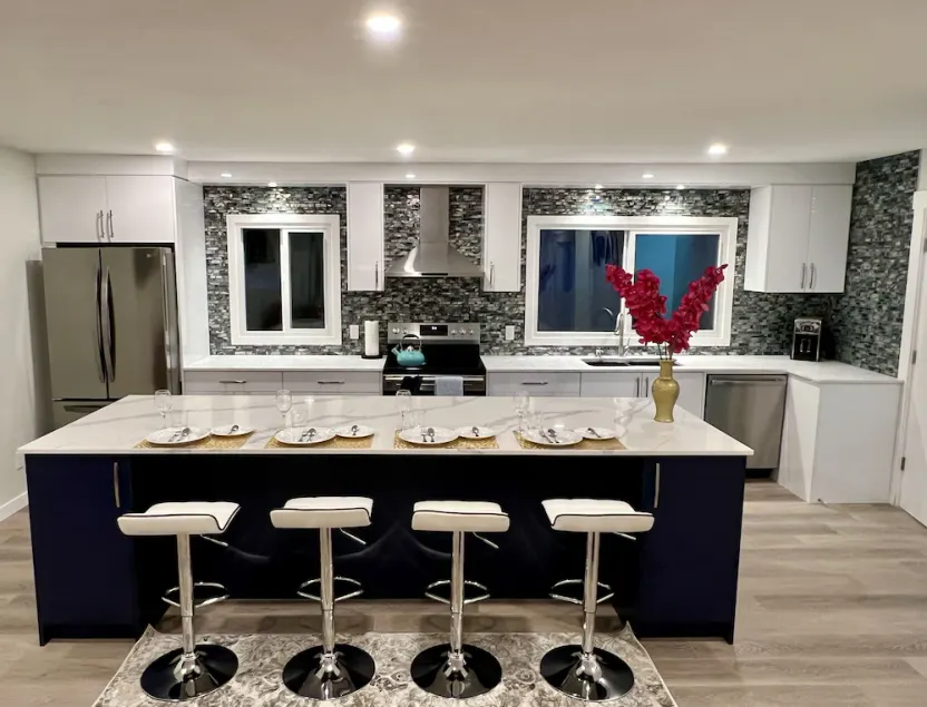 LUXURIOUS 3 BR Home in CENTRAL Calgary b/W AIRPORT & Downtown  - Image 1
