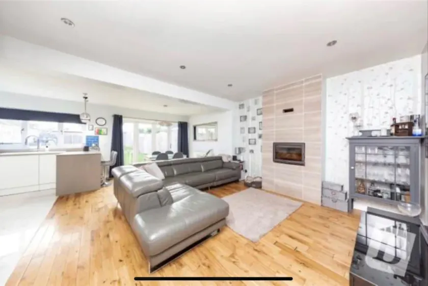Stunning 4-bed House in Gidea Park - Image 1