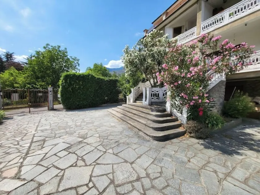 Large air-conditioned apartment with private courtyard - Image 1