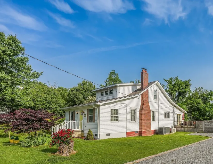 Recently Renovated 4BR 3BA Home - Image 1