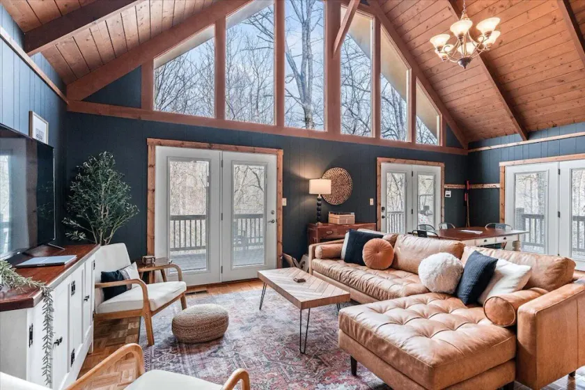 Spacious Lakeview Mountain Cabin - Image 1
