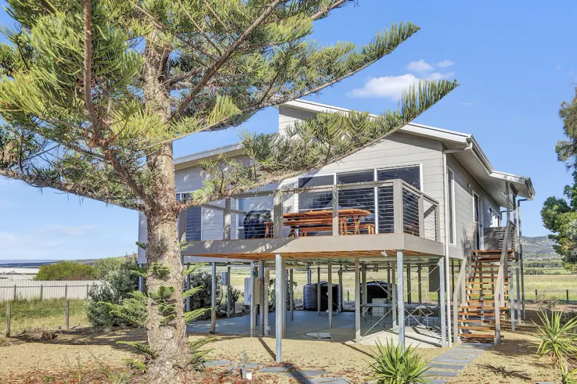 Sea View@Silver Sands - 8 Guests | 3 Bedrooms | 5 Beds | 2 Bathrooms - Master Bedroom: Queen bed, Bedroom 2: Queen bed, Bedroom 3: 2 Single beds and 1 Set of Bunk beds - Image 1