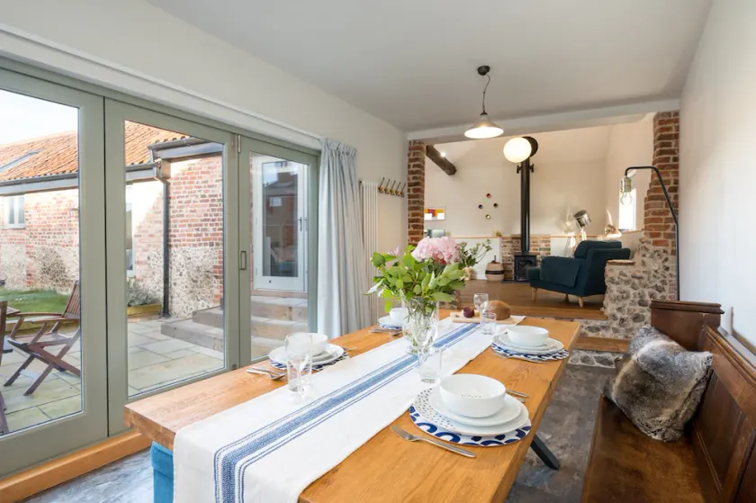 Spacious barn, seals, seaside walks and Broads National Park - Image 1