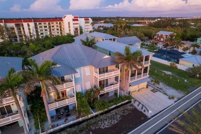 Family-friendly GREEN home across the street from Indian Shores Beach!  - Image 1