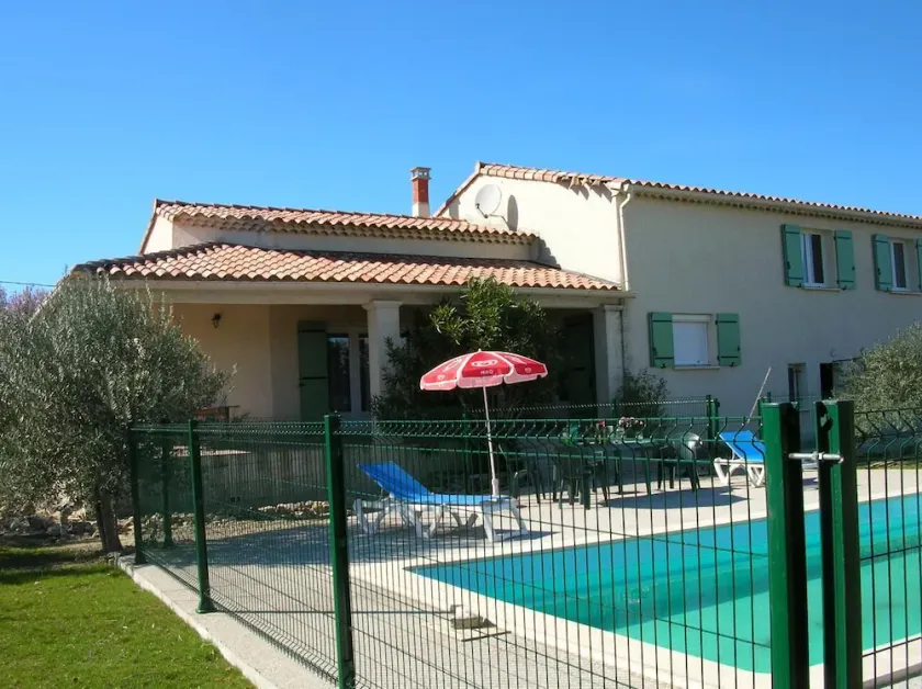 villa with views of the swimming pool entirely private. - Image 1