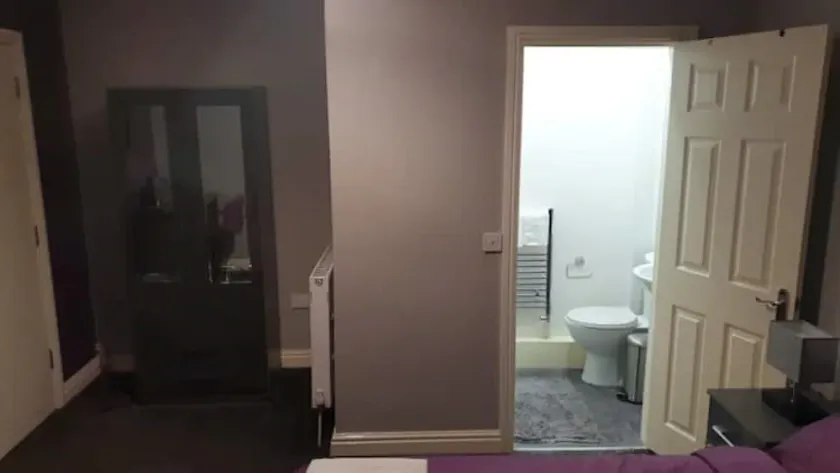Large Double En-Suite Room near NEC, BHX & City - Image 1
