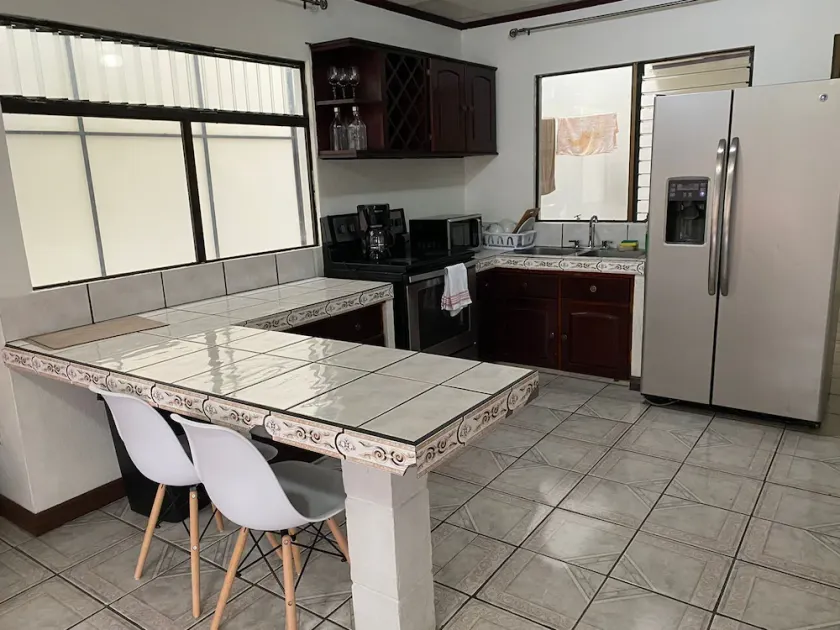 SJO location centered, VERY spacious and private apartment - Image 1