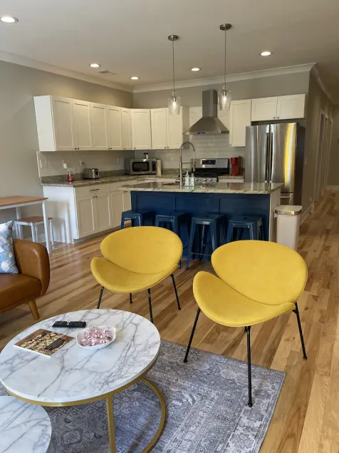 Bright, Cheery Home steps from Shops & Nightlife! - Image 1