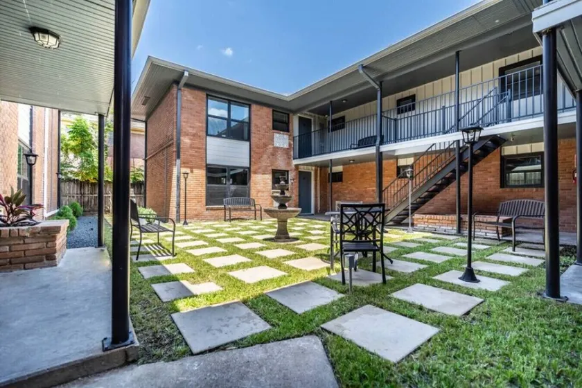 Stylish 1BR Urban Retreat - Image 1