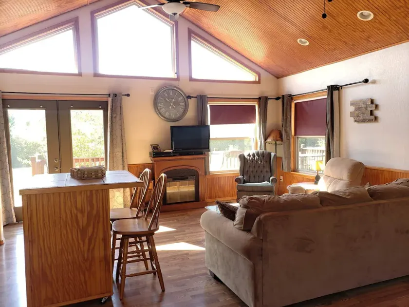 Secluded cabin w/big wrap around deck minutes away from Cossatot River - Image 1