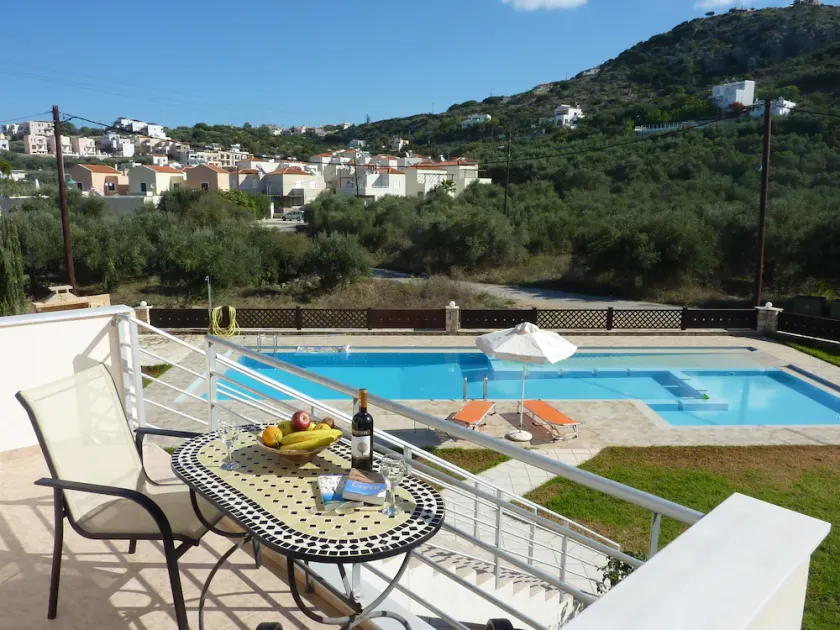 Apartment with shared pool only 400 meters from the beach - Image 1