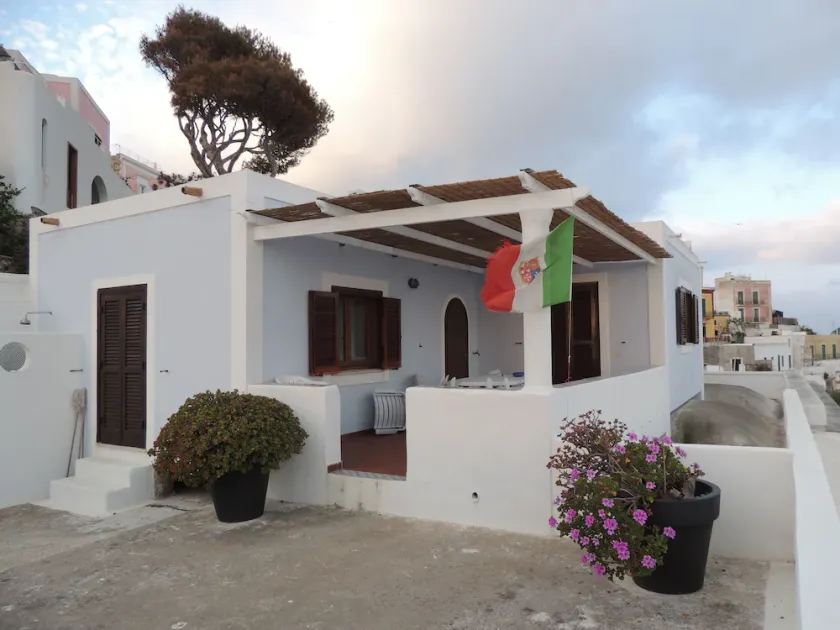 Port de Ponza, maison prestigieuse, grande terrasse et vue mer imprenable - Image 1