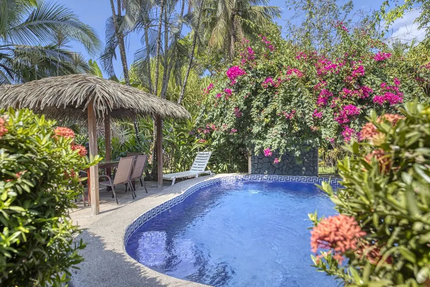 Peaceful Gataway Near Beach with Pool Access - Image 1
