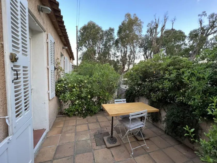 Øverst på landsbypladsen, stående studio, blomsterterrasse, aircondition - Image 1