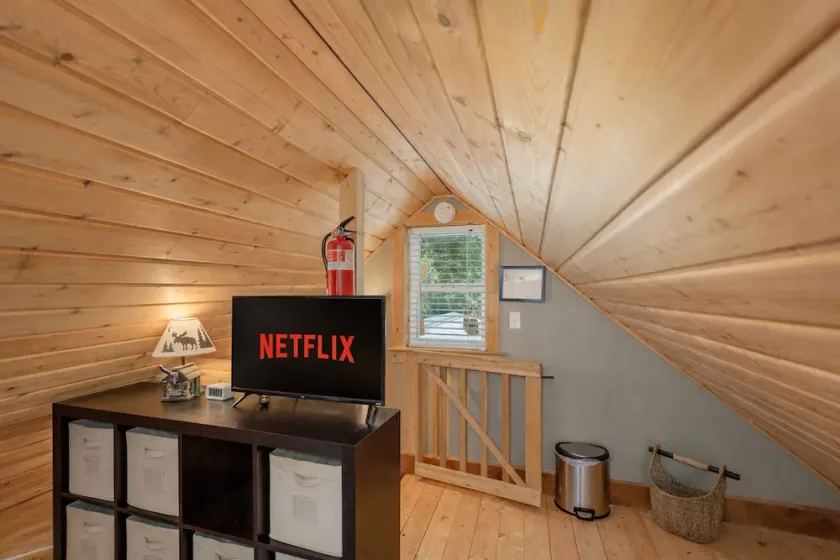 Lil Bigfoot Chalet 2 Bedroom Home by NW Comfy Cabins by RedAwning - Image 1