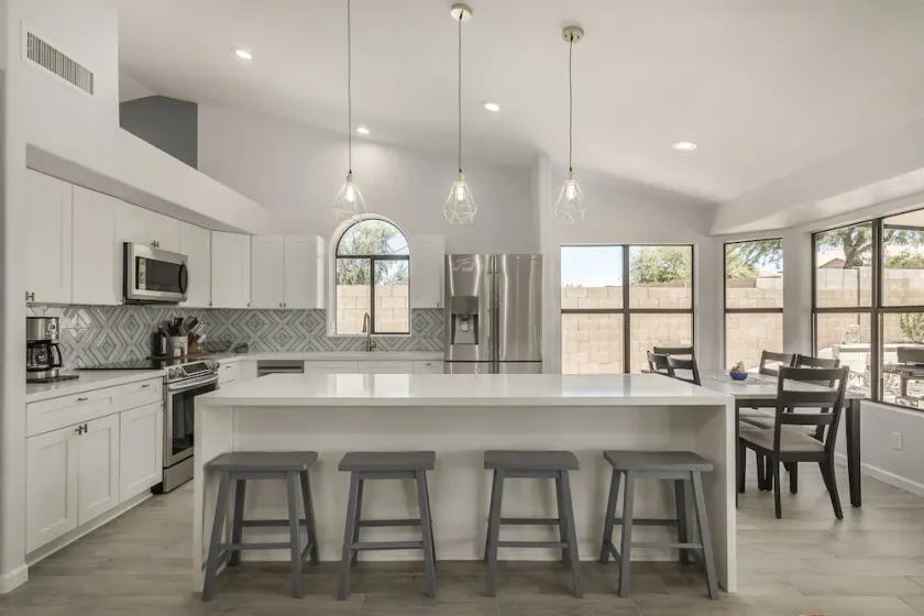Beautiful Glendale home with FREE HEATED POOL - Image 1