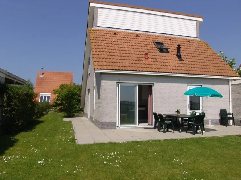 Komfortabelt sommerhus med ekstra stue og sauna ved havet - Image 1