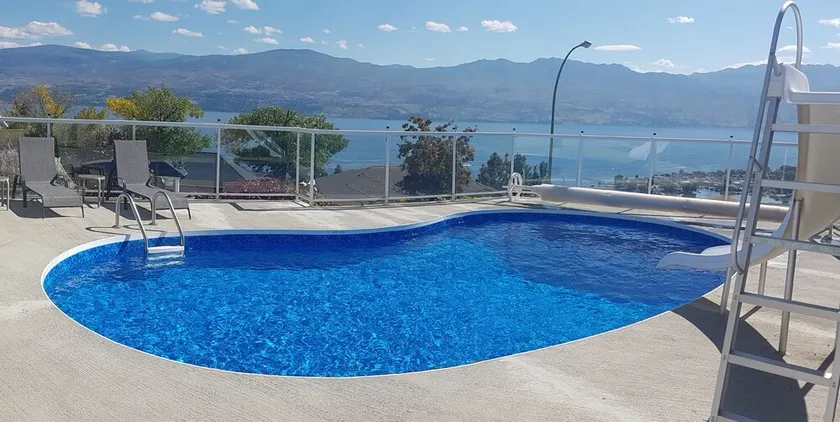 Wunderschönes West Kelowna Haus mit Salzwasserpool und atemberaubender Aussicht - Image 1