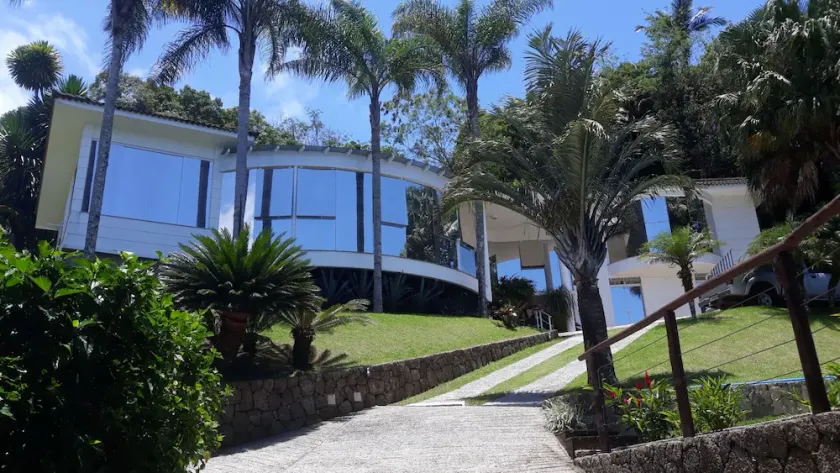 Luxury home with magnificent views - Image 1