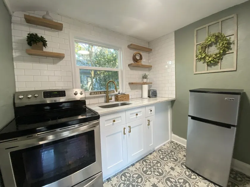 Pet-friendly apartment walking distance to downtown - Image 1