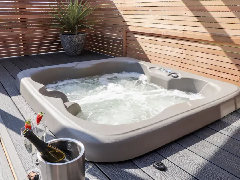 ROSEWARRICK COTTAGE, romantic, with hot tub in Lanivet - Image 1