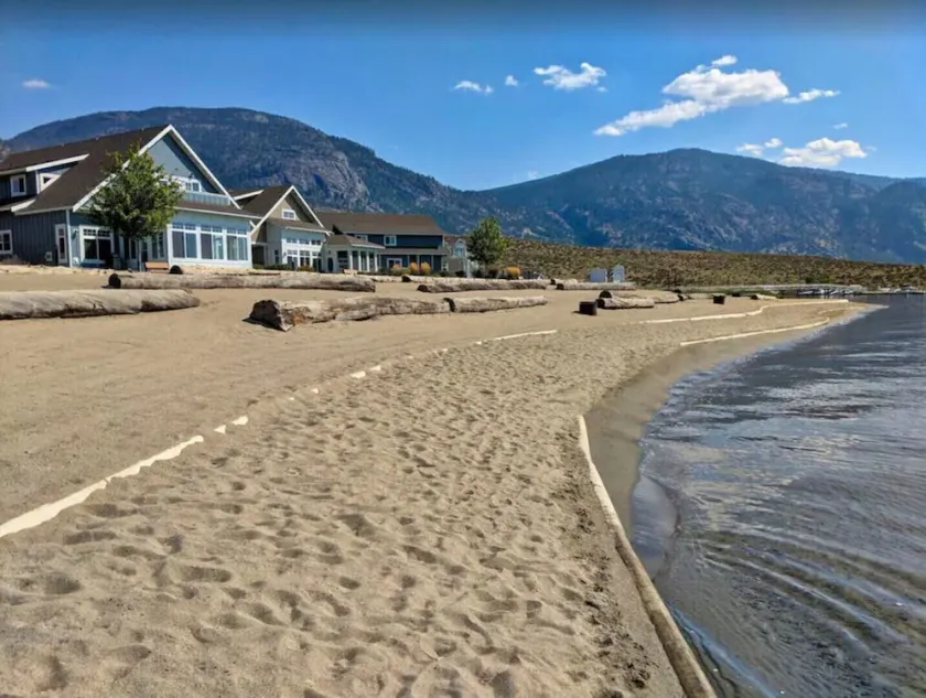 Sept Long Weekend | Sleeps 8 | Close to Pool | Private Beach - Image 1