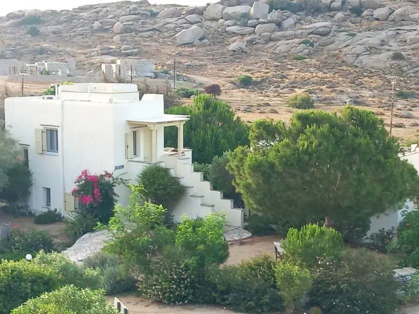 Family villa for four with one bathroom, sea view, communal pool, breakfast - Image 1