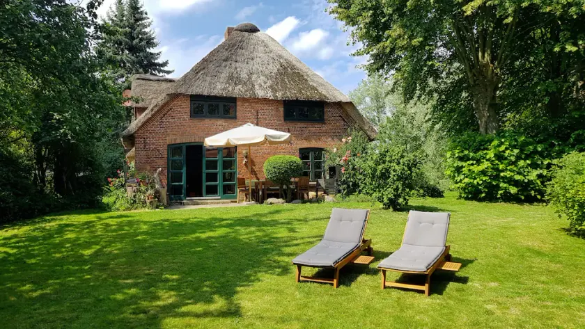 Thatched-roof vacation home on the North Sea near St. Peter-Ording - Image 1