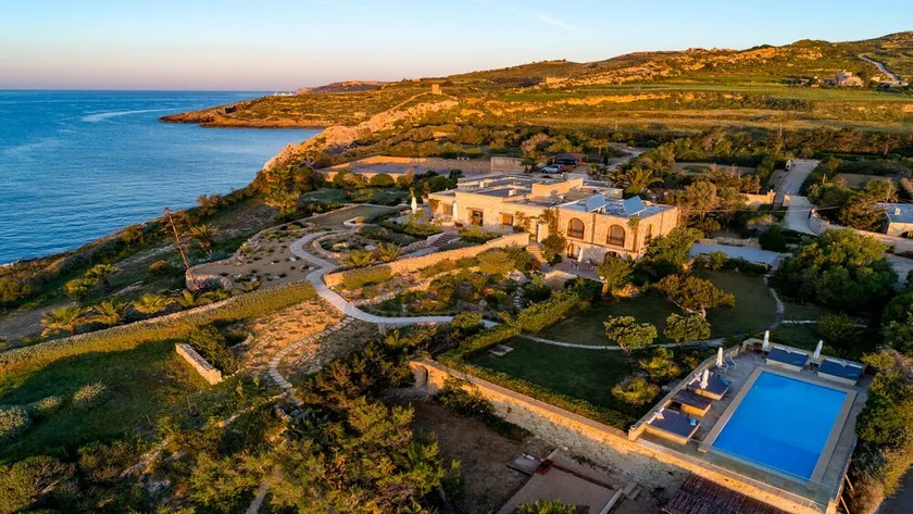 Villa côtière avec piscine privée et court de tennis, à quelques pas de la mer - Image 1