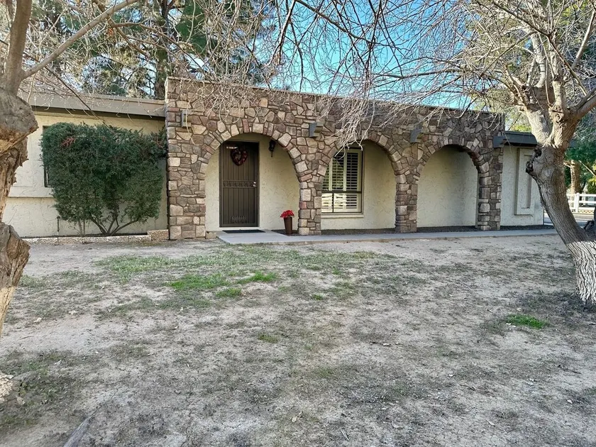 Horse Ranch Centrally Located - Image 1