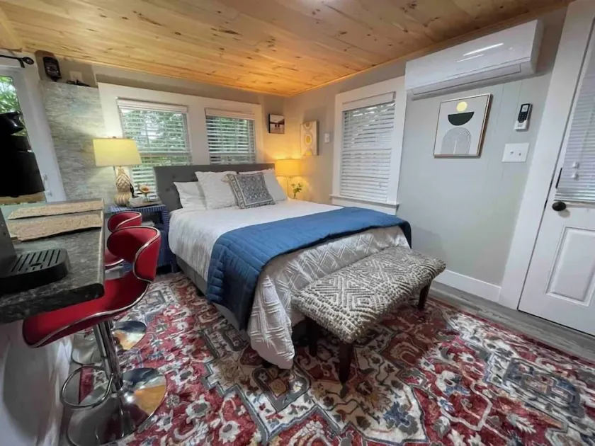 Cheerful Cottage Close to Everything 13 - Image 1