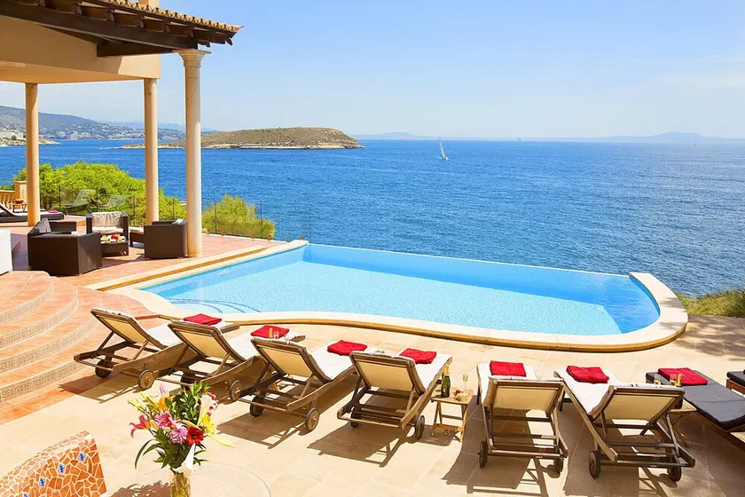 Unique Sea Front, Beach 5 mins walk, Large Heated Jacuzzi - Image 1