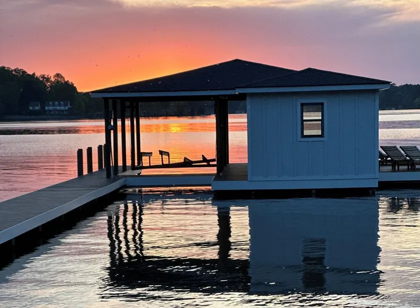 NYTT LISTNING! Stunning Home w / Main Lake solnedgångar - 4 BR, 3800 sq ft, 1 hektar stort - Image 1
