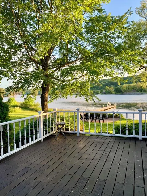 Modern lake house w/private lakefront, fire pit, kayaks, amenities, massive deck - Image 1