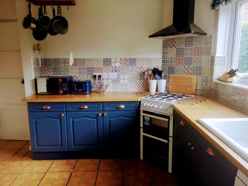 Comfy, spacious house, great base for couples and families, dogs welcome.      - Image 1